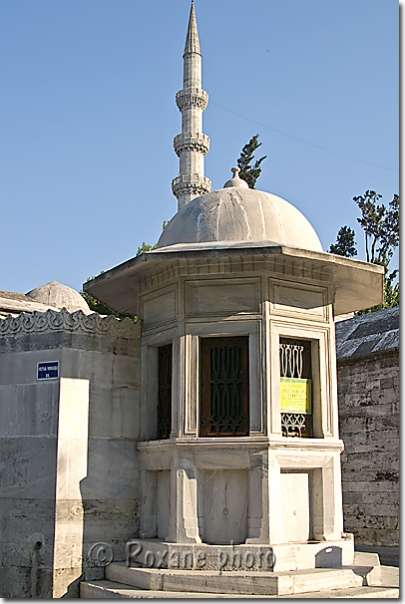 Fontaine du mausolée de Sinan - Sinan mausoleum - Sinan türbesi  Süleymaniye - Fatih - Istanbul
