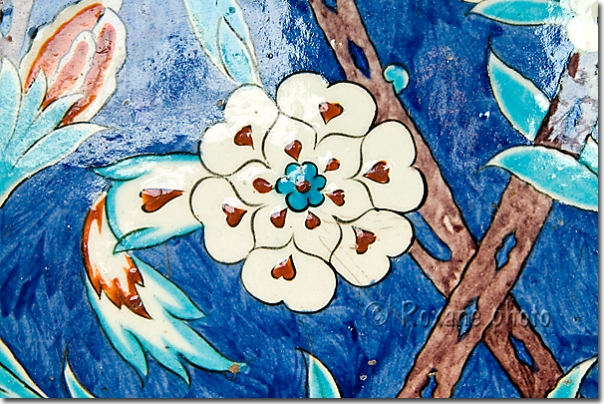 Fleur sur une céramique d'Iznik - Flower on an Iznik ceramic - Iznik seramiki - Tahtakale - Fatih - Istanbul